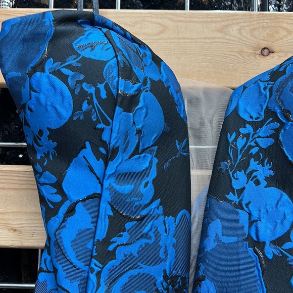 NWT,Mori lee long Dress 43107A
Floral Black/royal - Picture 13 of 17